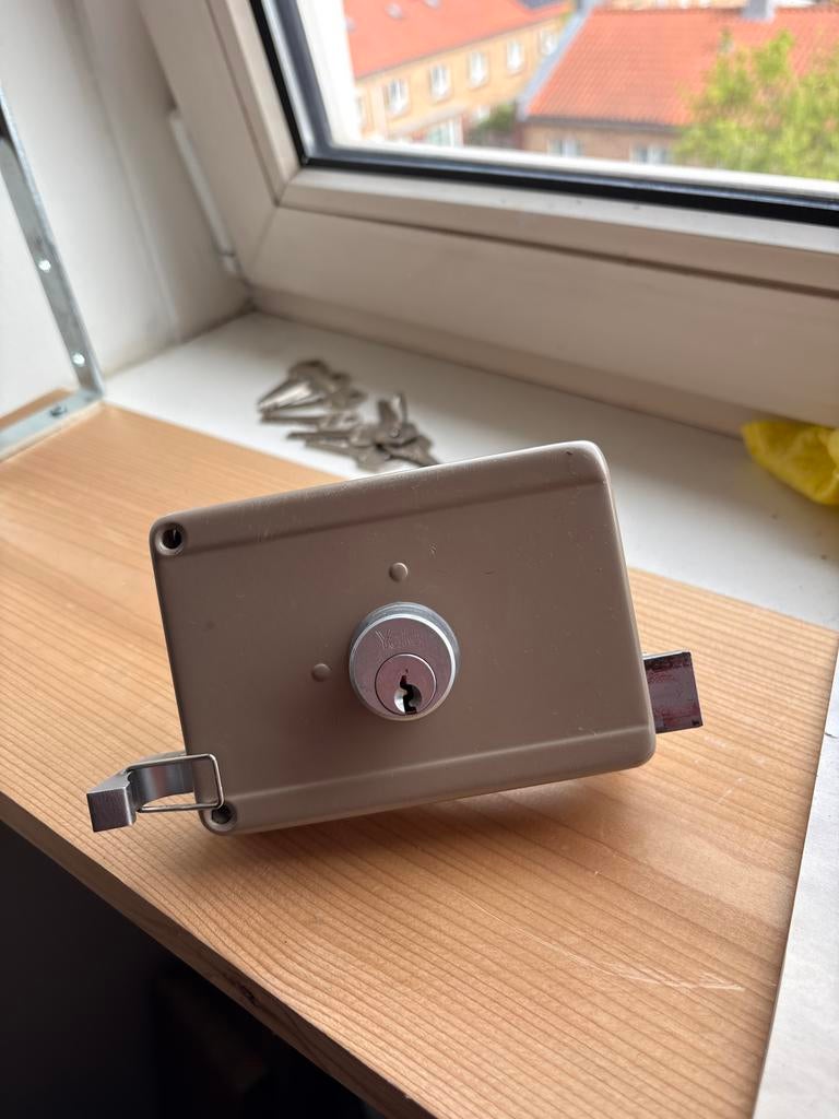 Yale slot inclusief 8 sleutels, Ophalen of Verzenden, Gebruikt, Overige materialen, Slot