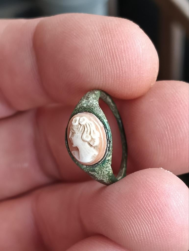 Romeins bronzen ring met camee vrouw bodemvondst, Antiek en Kunst, Ophalen of Verzenden