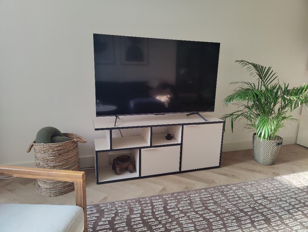 Moderne TV-kast Tylko – zandkleur met marineblauwe accenten, Ophalen, 100 tot 150 cm, Zo goed als nieuw, Minder dan 100 cm
