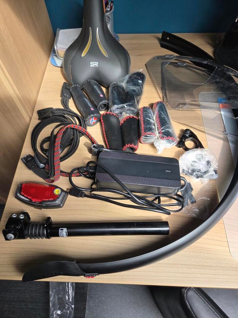 Diverse fietsonderdelen: zadel, lader, handvatten, spatbord, Fietsen en Brommers, Gebruikt, Elektrische fiets, Overige typen, Kunststof