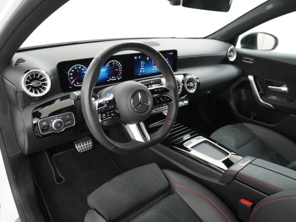 Mercedes-Benz A-klasse 250 e AMG Line | Trekhaak Wegklapbaar, Gebruikt, 16 kWh, Wit, Bedrijf
