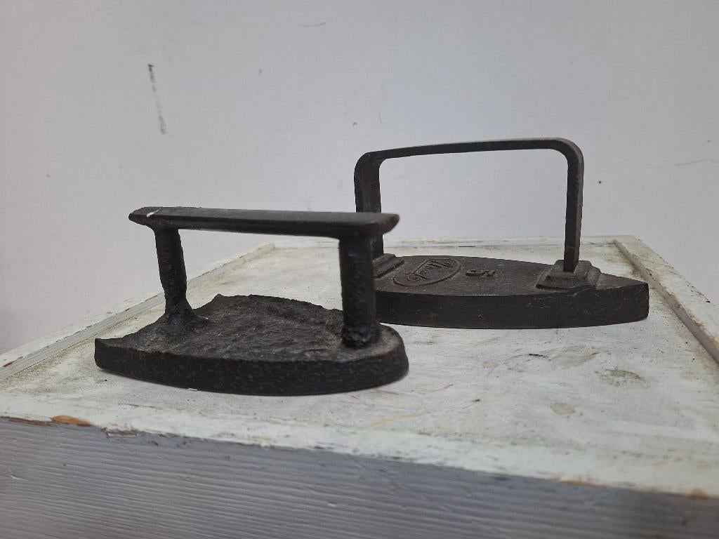 2 stuks oude vintage strijkijzers, Antiek en Kunst, Antiek | Gereedschap en Instrumenten, Ophalen of Verzenden