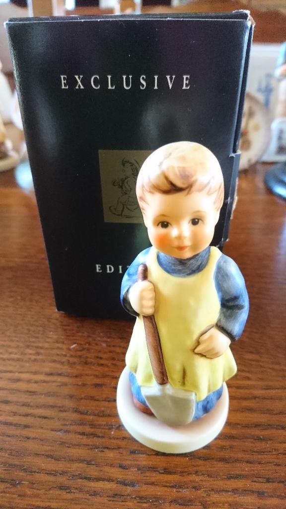 Hummel meisje met schep (hum 727)#1222, Ophalen of Verzenden, Zo goed als nieuw, Hummel