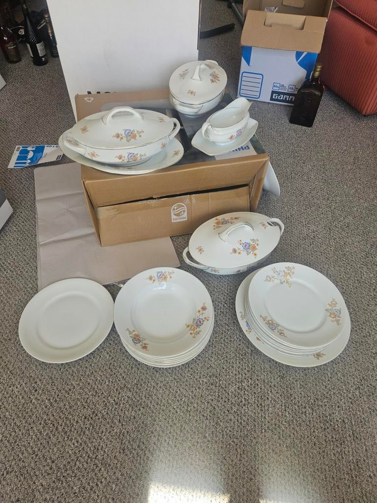Compleet jaren '60 servies met bloemmotief, Antiek en Kunst, Antiek | Servies compleet, Ophalen of Verzenden