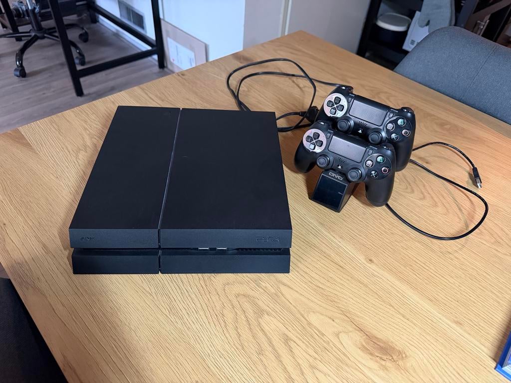 PlayStation 4 1TB met 2 controllers, Spelcomputers en Games, Spelcomputers | Sony PlayStation 4, Gebruikt, Original, 1 TB, Met 2 controllers