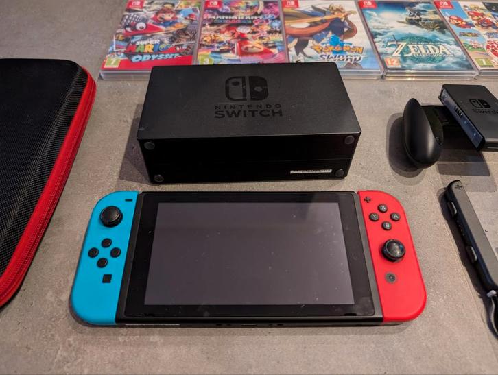 Nintendo Switch + 4 Games, met Draagtas, Spelcomputers en Games, Spelcomputers | Nintendo Switch, Gebruikt, Switch Original, Met 2 controllers