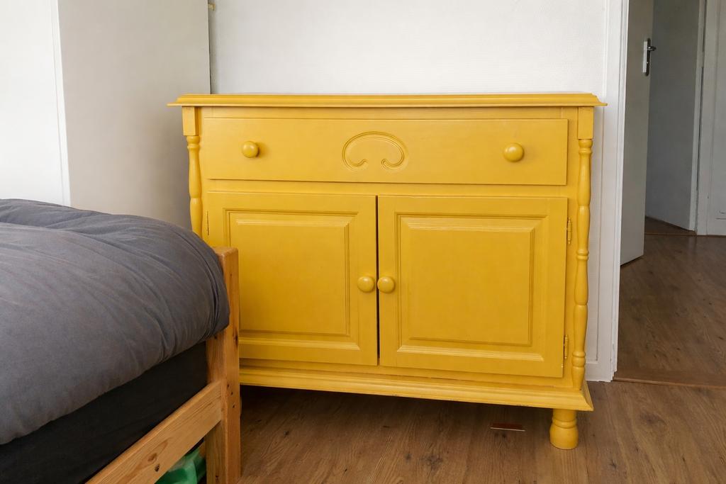 Gele commode met lade en deurtjes, Kinderen en Baby's, Kinderkamer | Commodes en Kasten, Ophalen, Gebruikt, 50 tot 70 cm, 75 tot 100 cm