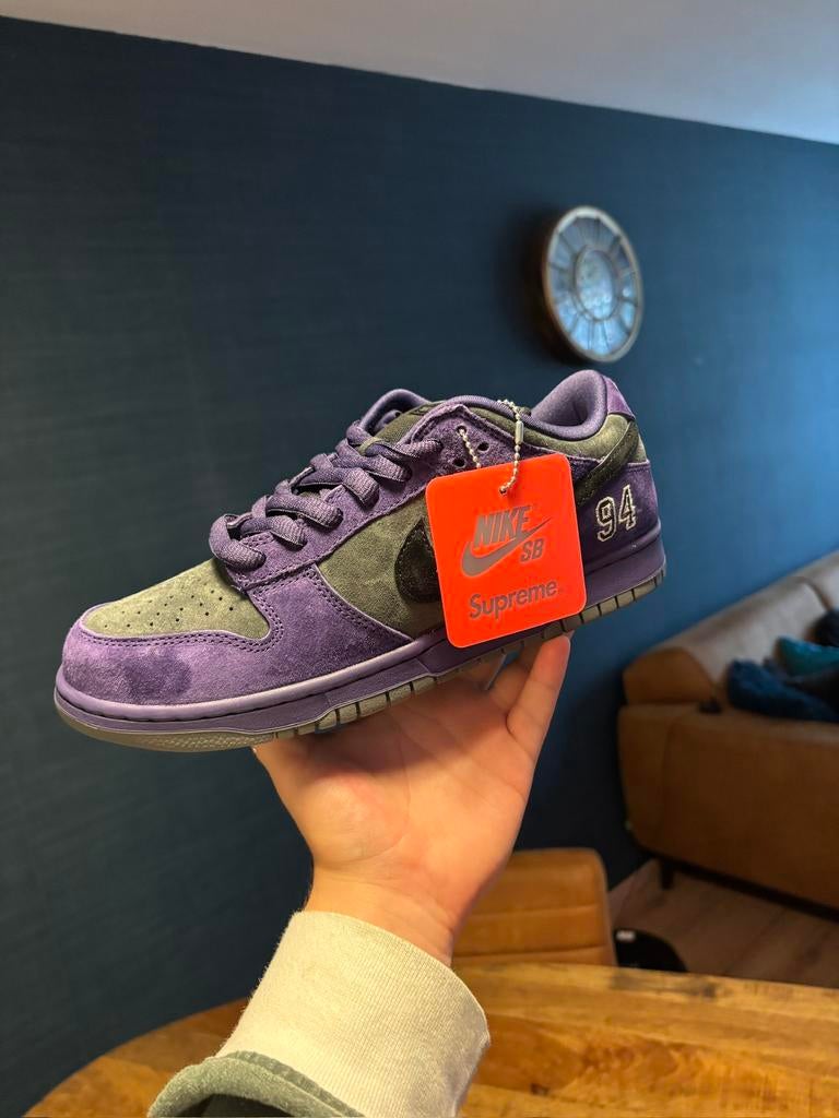 Supreme Nike dunk low paars, Overige kleuren, Nieuw, Ophalen of Verzenden, Sneakers of Gympen