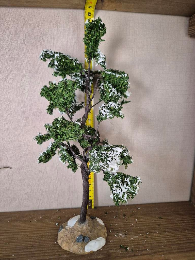 Lemax prachtige boom besneeuwd kerstdorp kersthuisjes, Diversen, Kerst, Ophalen of Verzenden, Zo goed als nieuw