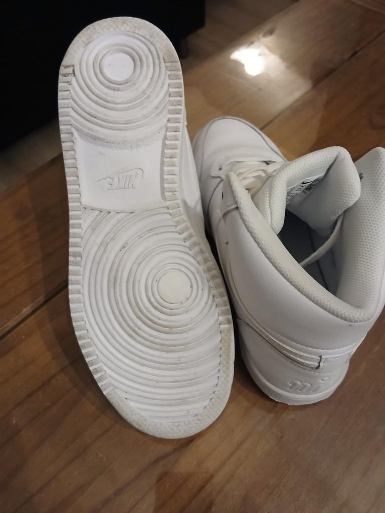 witte nike's te koop, Kleding | Dames, Schoenen, Ophalen of Verzenden, Zo goed als nieuw, Wit, Sneakers of Gympen