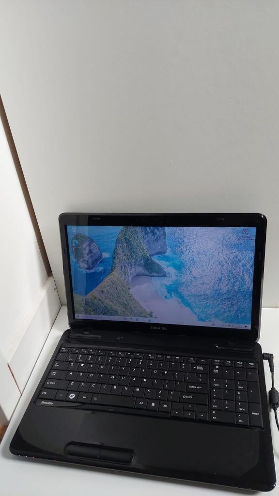 Fijne Toshiba laptop L750D 8gb ram en ssd schijf win10, Met videokaart, 8 GB, Minder dan 2 Ghz, SSD