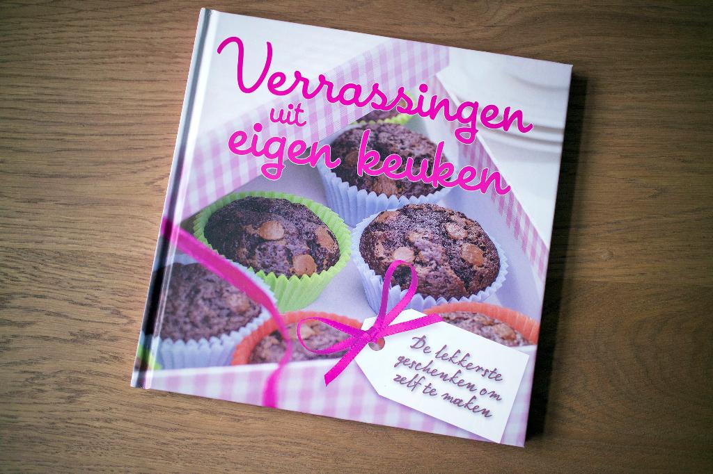 NIEUW Kookboek Verrassingen uit eigen keuken, Boeken, Kookboeken, Zo goed als nieuw, Overige gebieden, Ophalen of Verzenden