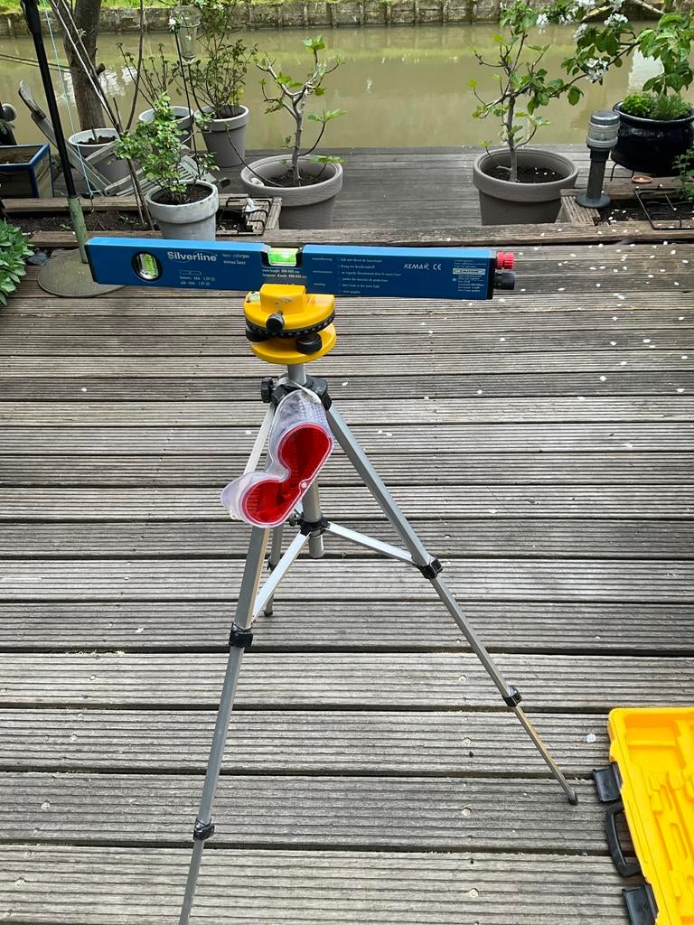 Laserwaterpas met statief en koffer - Silverline, Doe-het-zelf en Verbouw, Ophalen of Verzenden, Gebruikt, Overige meters