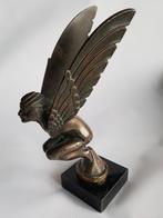 Auto mascotte: Egyptische gevleugelde vrouw, M. Bonnot, 1920, Ophalen of Verzenden, Gebruikt, Auto's