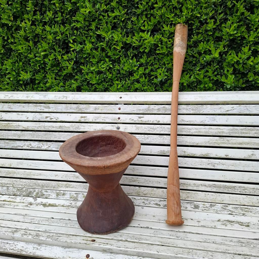 Originele Afrikaans antieke houten vijzel met stamper,uniek., Ophalen