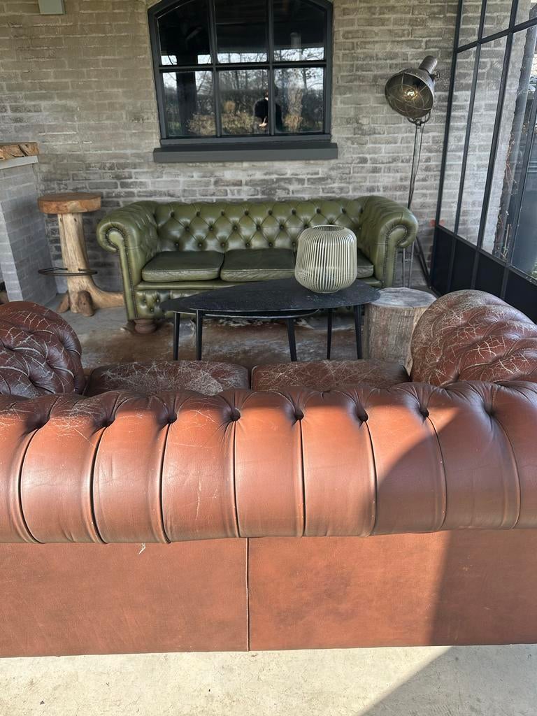 Chesterfield banken (groen en bruin) met koeienvel, Huis en Inrichting, Banken | Bankstellen, Ophalen, Gebruikt, 150 tot 200 cm