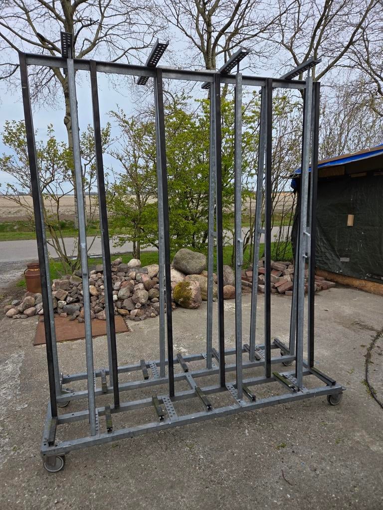 Glasbok op wielen met 3 vastzetstokken, Ophalen