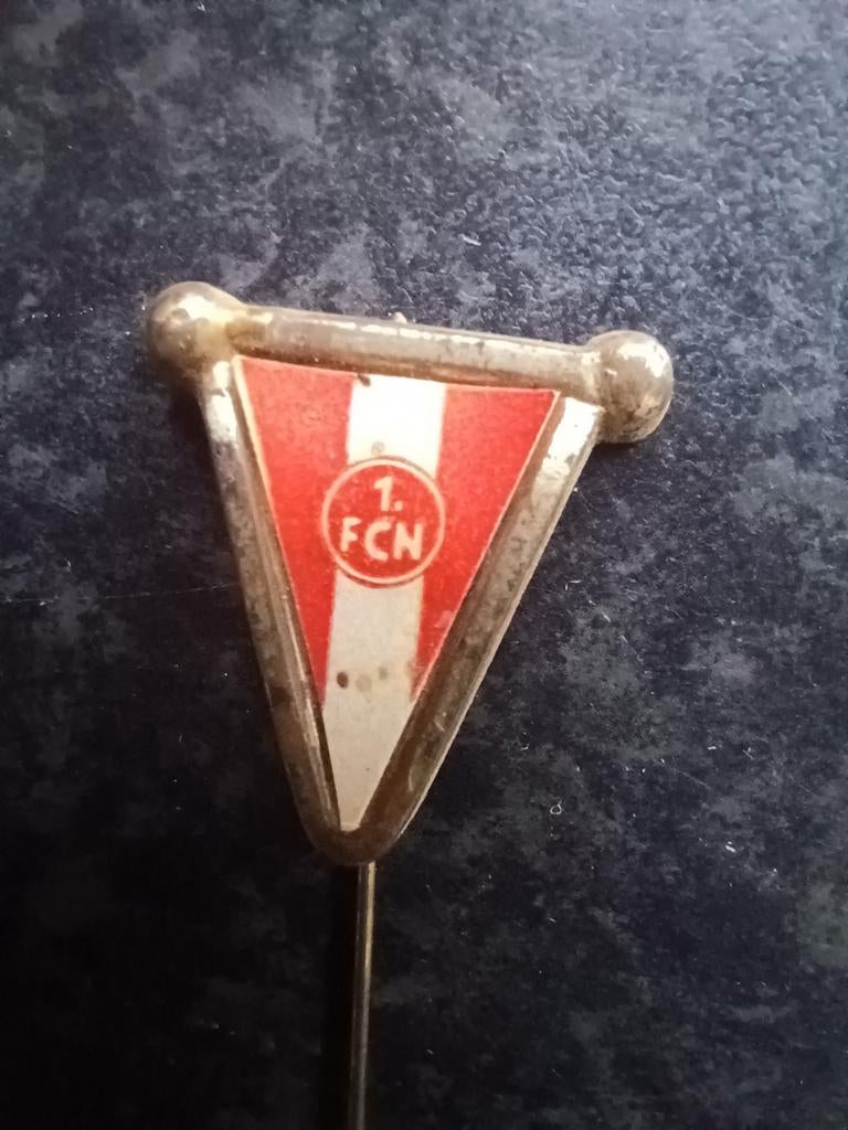 Speldje 1 FC Nürnberg vlaggetje voetbal Duitsland, Ophalen, Gebruikt, Sport, Speldje of Pin