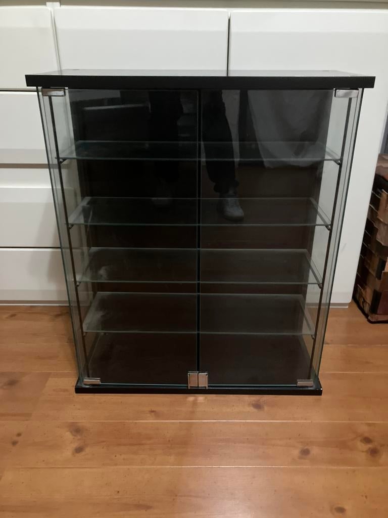 Vitrinekast Zwart met glasplaten en glazen deurtjes, Ophalen, 50 tot 100 cm, Minder dan 25 cm, Minder dan 100 cm