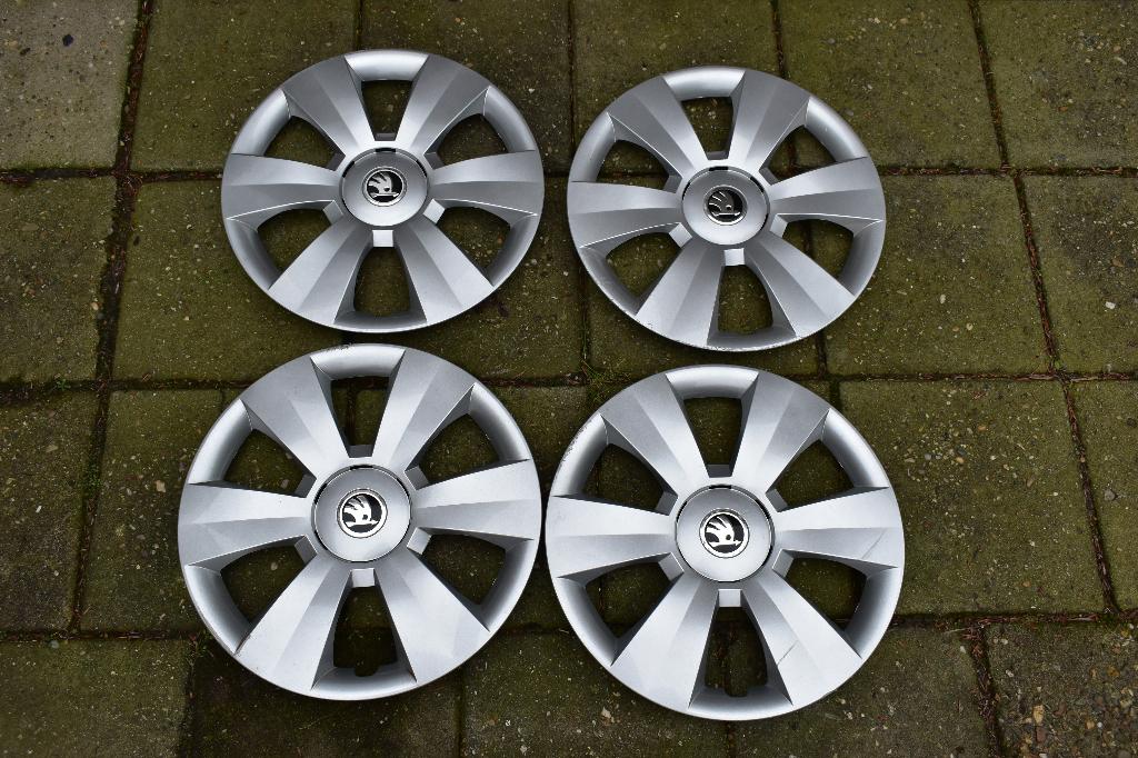 Set van 4 originele wieldoppen Skoda Fabia 15 inch, Auto diversen, Ophalen of Verzenden, Gebruikt