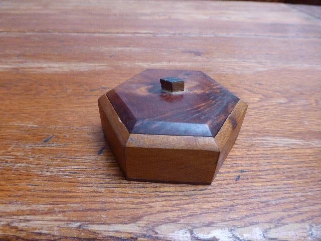 Mooi vormgegeven houten doosje, Thuya, Antiek en Kunst, Antiek | Woonaccessoires, Ophalen of Verzenden