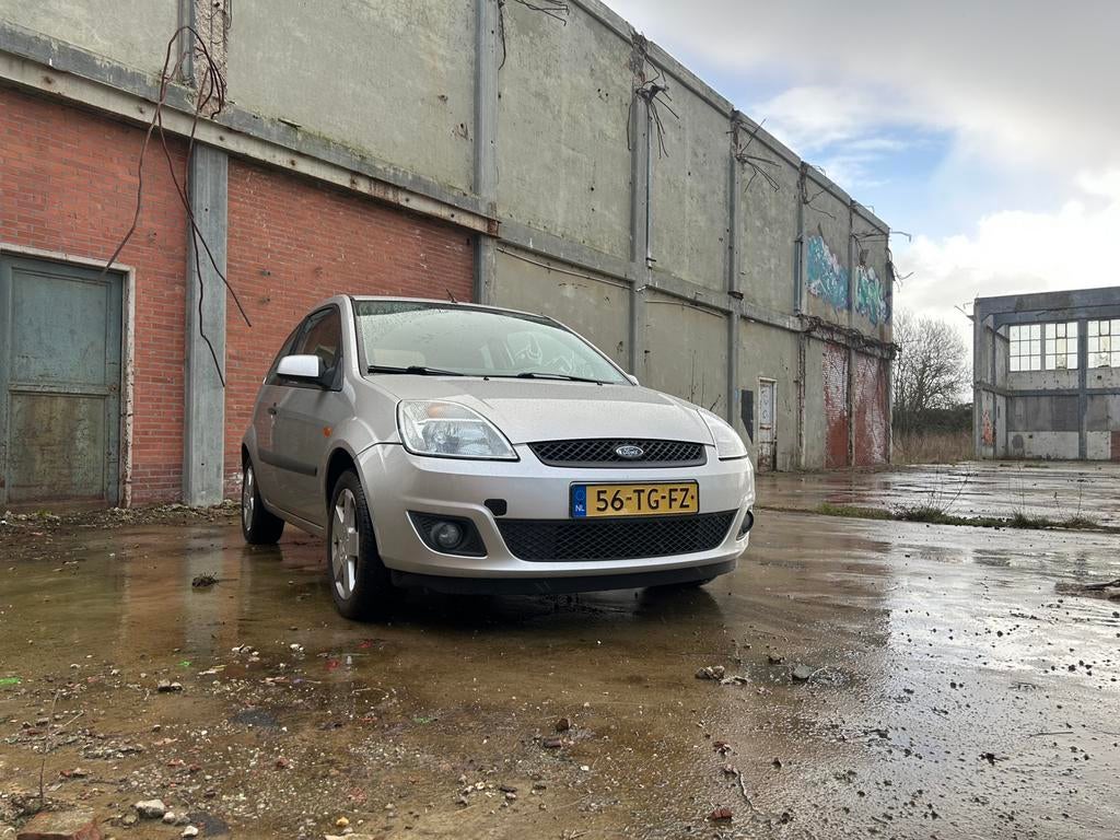 Ford Fiësta 1.3 8V 3DR 2006 Grijs, 1299 cc, Stof, 40 €/maand, Zwart
