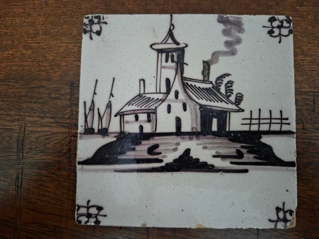 Antieke aardewerk tegel: huis op terp, mangaan decor, Antiek en Kunst, Antiek | Wandborden en Tegels, Ophalen of Verzenden