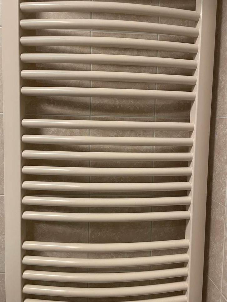 Radiator 180x160 met thermostaatkraan. Kleur creme/beige, Doe-het-zelf en Verbouw, Verwarming en Radiatoren, Gebruikt, Radiator