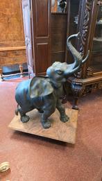 Grote bronzen olifant op marmeren plaat