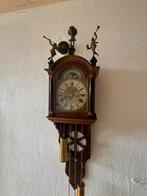 Antieke Friese staartklok met maanstand en koperen figuren, Ophalen