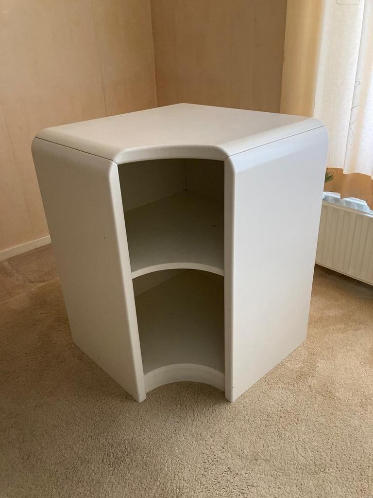 Witte hoekkast met twee planken, Ophalen