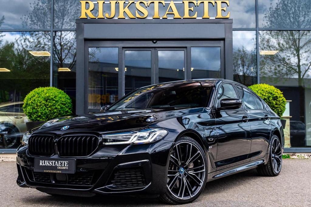 BMW 5-serie 545e xDrive M-SPORT|PANO|360°|H&K|ACC|20'', Auto's, BMW, Automaat, Gebruikt, 394 pk, Zwart
