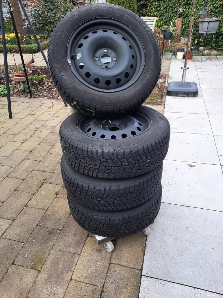 Winterbanden met velg 205/60/16 steek 4x100 Renault Captur, Auto-onderdelen, Banden en Velgen, Ophalen, Gebruikt, 16 inch, Banden en Velgen