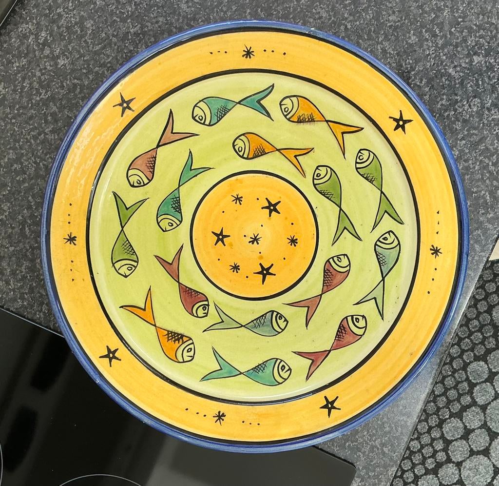 Dmani Safi wandbord/schaal motief vissen, Huis en Inrichting, Woonaccessoires | Schalen en Manden, Gebruikt, Schaal, Rond, Porselein of Keramiek