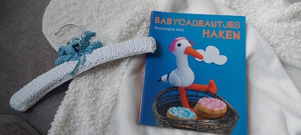 BABY CADEAUTJES HAAKPATRONEN-BOEK + GRATIS ZOETIGHEID HAKEN, Ophalen of Verzenden, Gebruikt, Haken, Patroon of Boek