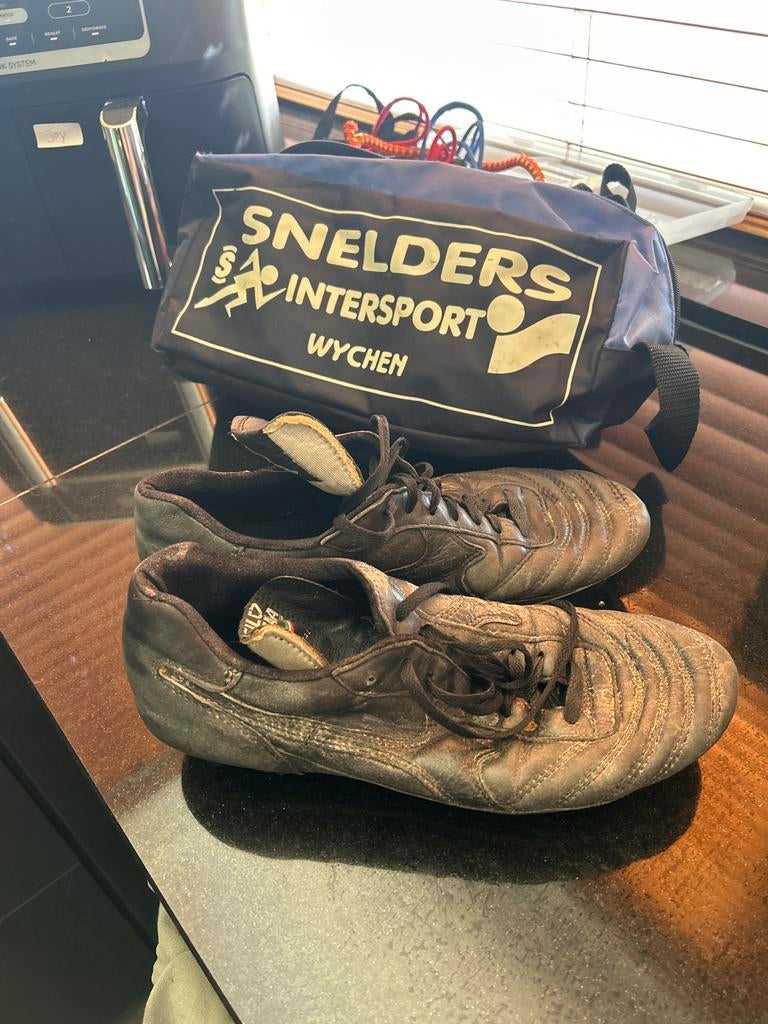 Gebruikte zwarte voetbalschoenen in tas, Maat XS of kleiner, Ophalen, Gebruikt, Schoenen