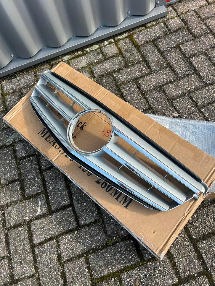 Originele Grill Mercedes C-Klasse W204, Auto-onderdelen, Carrosserie en Plaatwerk, Bumper, Mercedes-Benz, Voor, Gebruikt, Ophalen of Verzenden