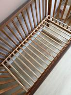 Houten baby ledikantje, licht walnoot, Ophalen of Verzenden, Gebruikt, Ledikant