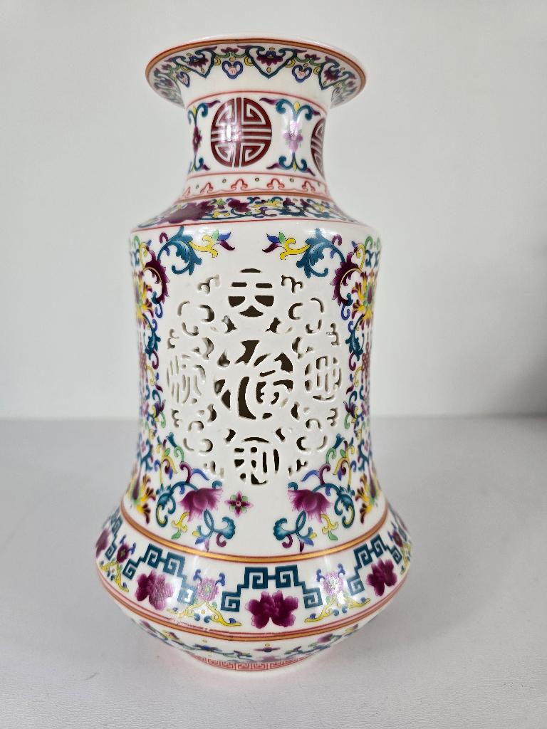 Opengewerkte vaas #2 porselein Jingdezhen, 2e helft 20e eeuw, Antiek en Kunst, Antiek | Porselein, Ophalen of Verzenden