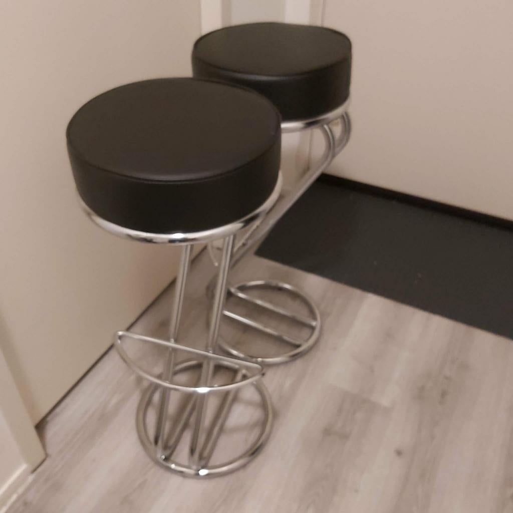 Twee barkrukken met zwarte zitting, Ophalen, Met voetsteun, 60 tot 90 cm, Zo goed als nieuw