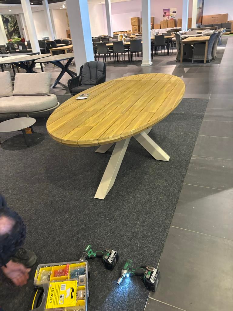 Ovale tuintafel met teakhouten blad en aluminium onderstel, Tuin en Terras, Tuintafels, Ophalen of Verzenden, Nieuw, Ovaal, Teakhout