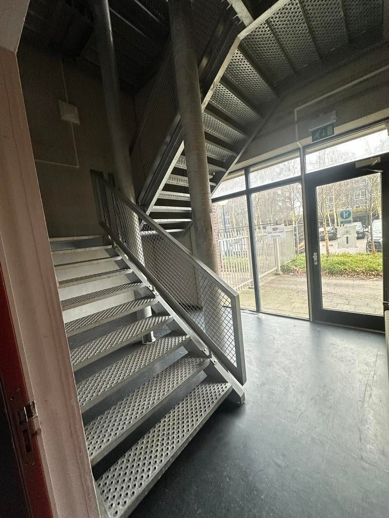 Stalen trap meerdere verdiepingen, Ophalen, Zo goed als nieuw, Met bocht