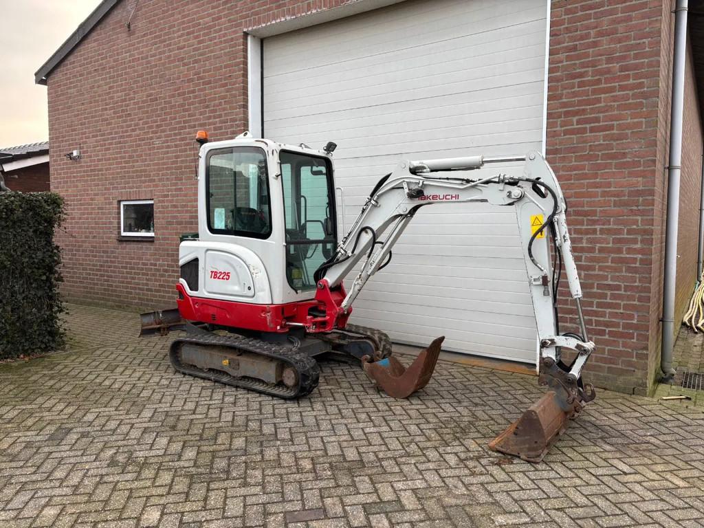 Takeuchi TB225 Minigraver graafmachine (bj 2018), Zakelijke goederen, Machines en Bouw | Kranen en Graafmachines, Graafmachine