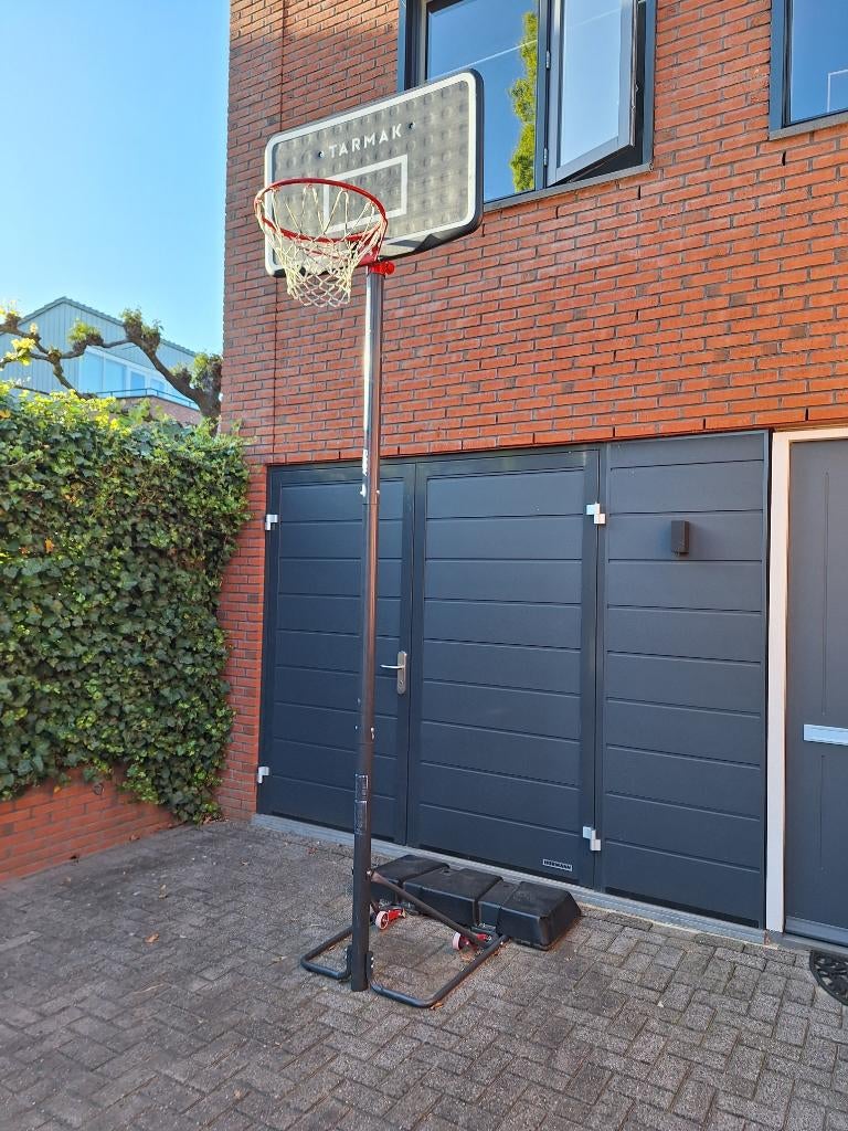 Basketbalpaal in hoogte verstelbaar (Tarmak B100 zwart), Sport en Fitness, Basketbal, Ophalen, Zo goed als nieuw, Ring, Bord of Paal