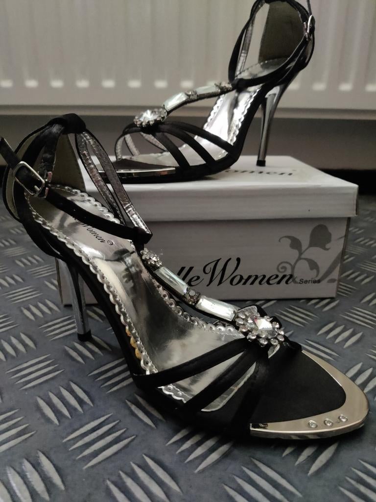 Zwarte pumps met glimmende details, maat 37, Kleding | Dames, Schoenen, Ophalen of Verzenden, Zo goed als nieuw, Dansschoenen