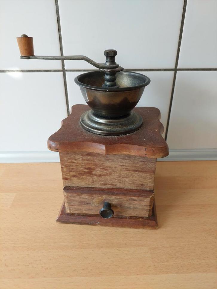 Vintage houten koffiemolen met metalen trechter, Antiek en Kunst, Antiek | Keukenbenodigdheden, Ophalen
