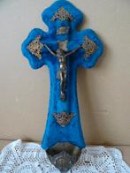 Antiek kruisbeeld met wijwaterbakje bekleed met velours 40cm, Ophalen of Verzenden