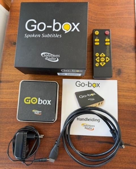 GO-BOX Go Box Gesproken ondertiteling als nieuw 27 jdu, Ophalen of Verzenden, Zo goed als nieuw