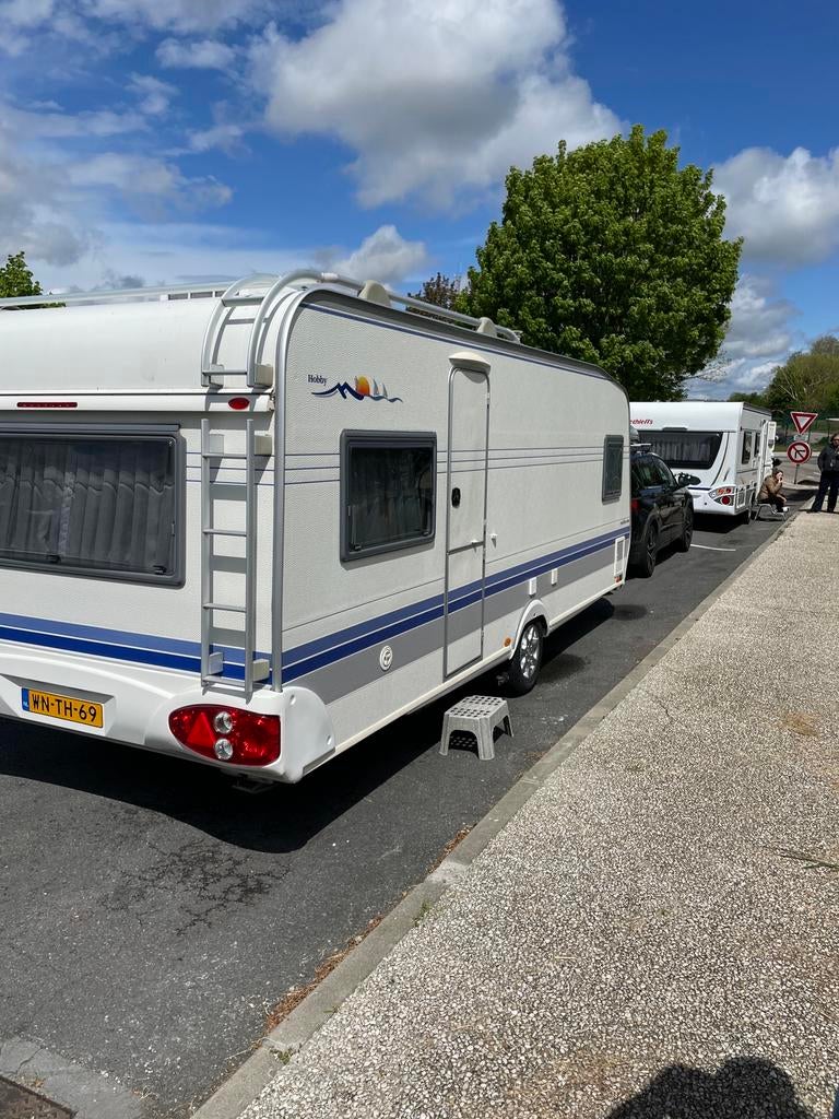 Hobby 560 met mover airco voortent en luifel, Caravans en Kamperen, Stacaravans, Tot en met 4