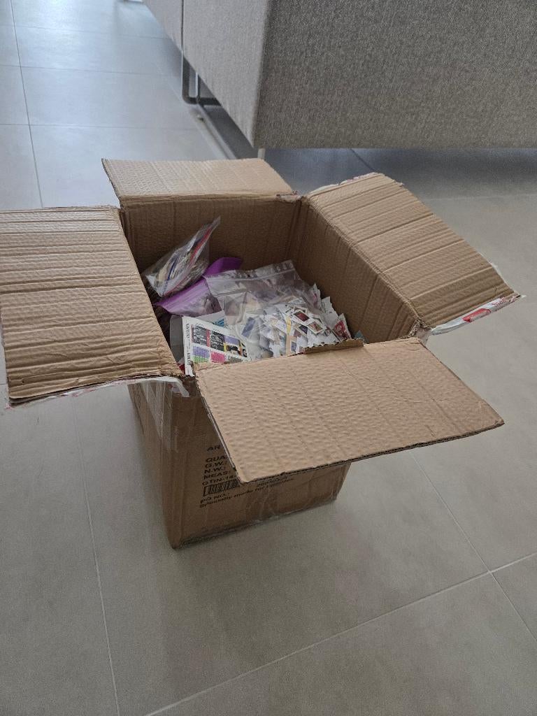 Grote doos postzegels met ruim 7 kg KILOWAAR., Postzegels en Munten, Postzegels | Volle albums en Verzamelingen, Ophalen of Verzenden
